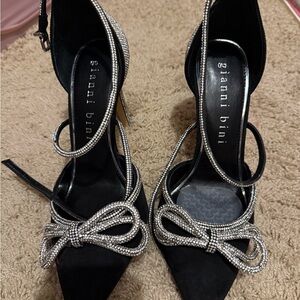 Gianni Bini Black Pointed Toe Heels with Rhinestone Bow